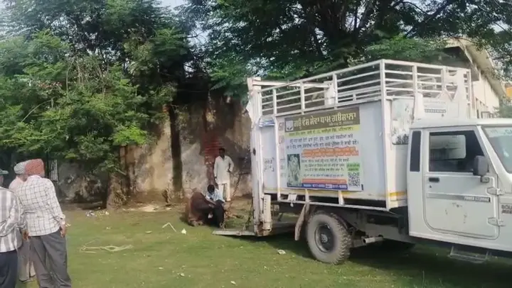 The gaushala's 24-hour rescue ambulance parked at a roadside rescue.